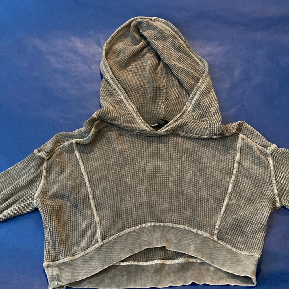 • Cropped green sweater/ hoodie •